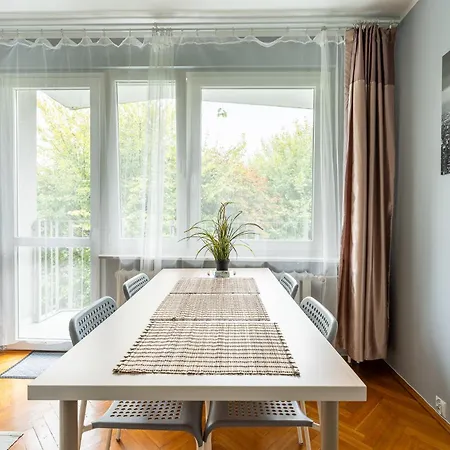 Апартаменты Wiosenny 52m2 - Osobne Sypialnie, Wsrod Drzew, Balkon, Spokoj Клодзко